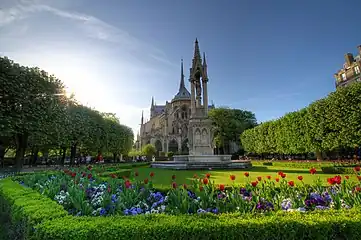 ジャン23世公園 (ヨハネ23世公園, Square Jean-XXIII). 背景はヴィエージュの噴水(Fontaine de la Vierge) とノートルダム・ド・パリ