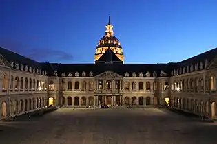 中庭の夜景