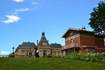 パリ19区役所とビュット＝ショーモン公園 (Mairie du 19e arrondissement et Buttes Chaumont. Paris)
