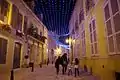 クリスマスのイルミネーションが光る街並み
