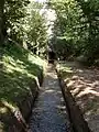 貯水池から流出する水路