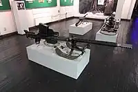 全自動射撃可能な機構に改造されたL-39/44中央部左右には復座バネが追加装備され、二脚及び橇の装着位置が変更されている