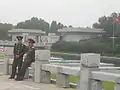 保安員の大尉（右）と下士（左）（2010年8月14日）