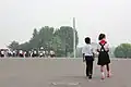 参観する人々