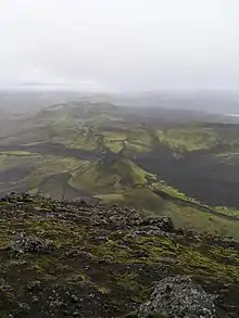 ラキ火山の火口(中央)。奥に向かって火口列を成している。