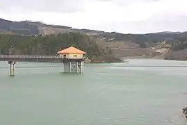 岩手・宮城内陸地震により大量の土砂が流入した荒砥沢ダム(二迫川)の人造湖・藍染湖。