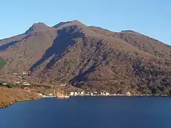 桃源台港と中央火口丘の神山