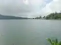 西岸から東岸を望む