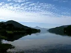 桧原湖北岸から望む磐梯山(中央)