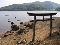 水没した鳥居(奥)と参道の並木跡
