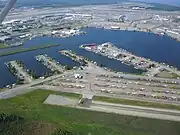 手前が砂利の滑走路。奥はアンカレッジ空港。