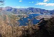 足和田山から望む河口湖と三ッ峠山（2014年12月）