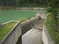 堰堤左岸に設けられた自由越流形の余水路