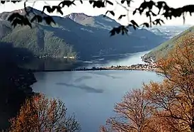 サン・ジョルジョ山（左奥。手前はルガーノ湖）