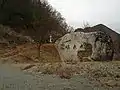 ビジターセンター駐車場からはダム展望台へとつながる道がある