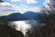 北側の御坂山地のパノラマ台から望む本栖湖、左中央に竜ヶ岳その右奥に雨ヶ岳と毛無山
