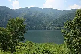 牛地町内から望む奥矢作湖