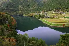 閑羅瀬町内から望む奥矢作湖(2014年(平成26年)11月)