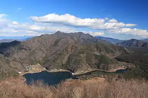 パノラマ台から望む精進湖と御坂山地