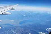 トリホニダ湖（中央）とリシマヒア湖。左上の市街はアグリニオ。