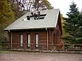 坂本ダム管理事務所ログハウス風の建物。わき道を下りるとダム直下まで行ける。