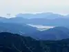 横山岳から望む余呉湖、最奥に琵琶湖、左奥に竹生島、竹生島と余呉湖との間に賤ヶ岳（2016年6月6日）