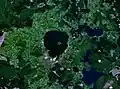 ロトルア湖周辺の衛星写真。写真右下端に見える灰色の山がタラウェラ山