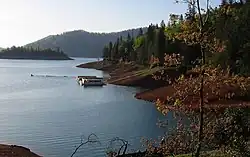 シャスタ湖の湖岸線