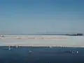 結氷した濤沸湖と斜里岳