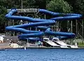 チューブ形状の滑り台