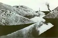 堤防に溜められた石油の川