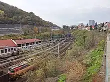 ブラチスラヴァ中央駅構内(左下)に面したラマチュトンネル(中央)で小カルパチア山地山麓の鞍部を抜ける(2017年)