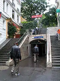 ラマルク=コーランクール駅入口 (2005年8月)