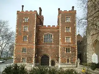 ランベス宮殿のランベス・ロード側出入り口 (Lambeth Palace's gatehouse on Lambeth Road.)