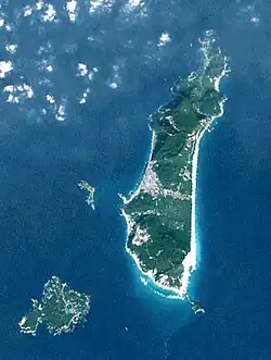 新島(右)と式根島のランドサット衛星写真