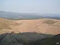 寒風山大噴火口中央やや左に鬼の隠里がある