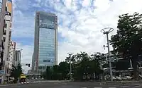 ビッグアイ（中央左）20 - 23階が郡山市ふれあい科学館
