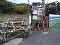 欄干補修中で、献花台が置かれた逢初橋（2021年12月10日撮影）