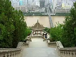 白塔山公園から眺める黄河と中山橋