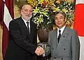 2009年。ヴァルディス・ドンブロウスキスと中曽根弘文の首脳会談の様子。
