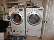 現代のアメリカの一般家庭の洗濯室(洗濯中)。