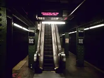 出口専用エスカレーター