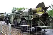 発射装置9P117M1に搭載された8K14ミサイル。チェコ・レシャヌィの博物館展示。
