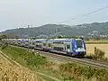 9両編成で走るZ24500形電車