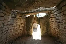 Vue intérieure vers l'entrée du dolmen de Gallardet（フランス）