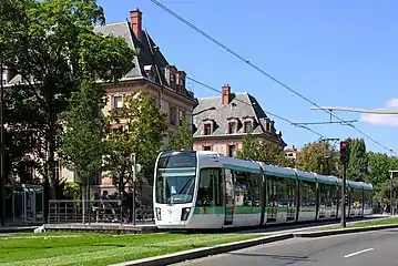シテ・ユニヴェルシテール駅付近を走るトラム