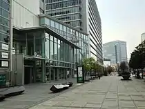 グランモール公園の脇にアトリウムが見える（2014年4月20日）
