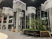 生まれ変わったアトリウム空間、休憩スペースも多めに設けられている（2024年2月撮影）