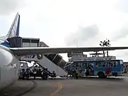 ANA機からタラップで降り、バスに乗り込む搭乗客(2007年)