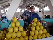 レモンを売る親子